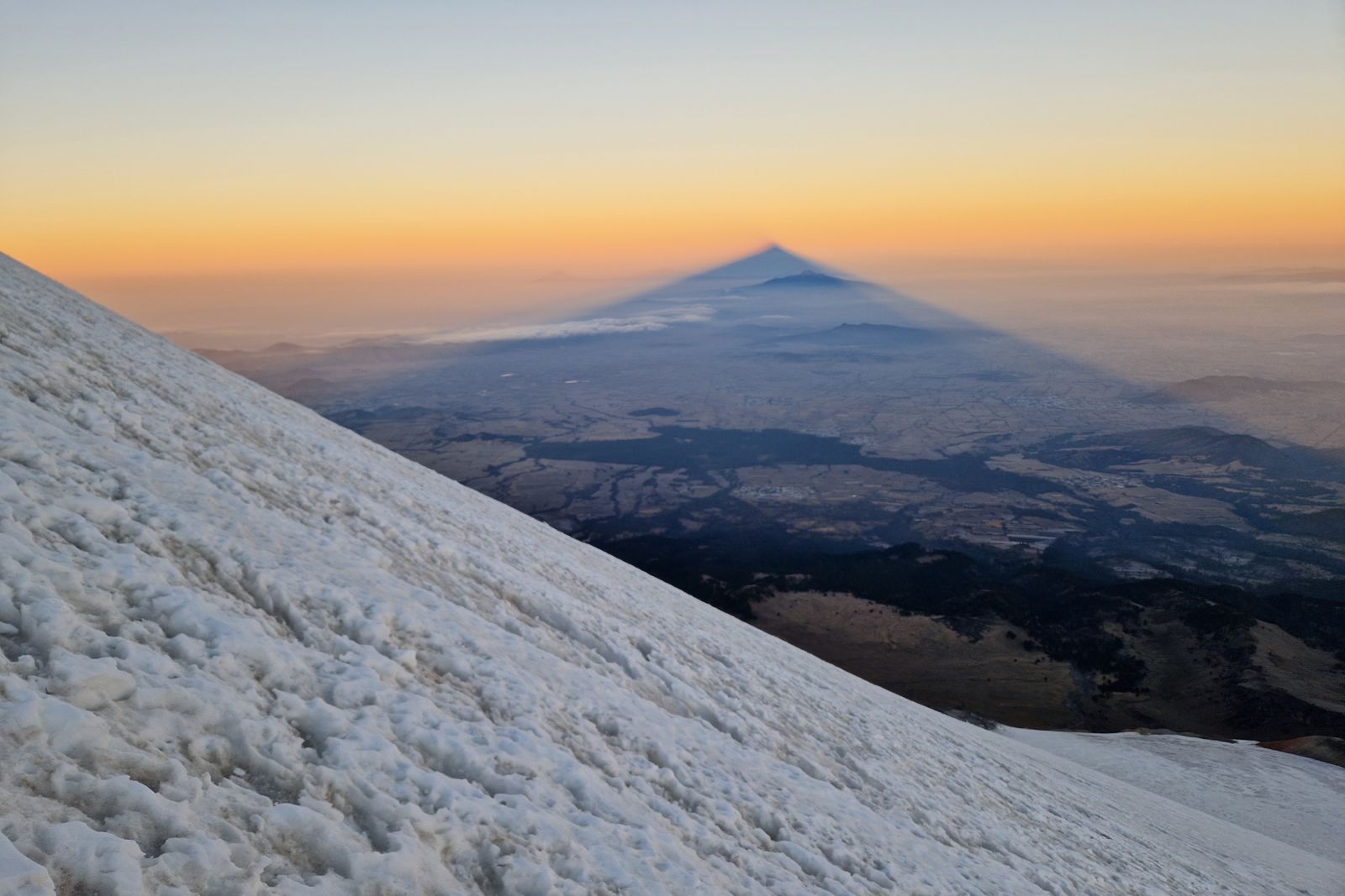 Schatten des Pico de Orizaba bei Sonnenaufgang