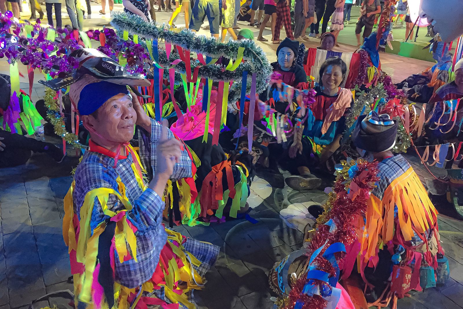 Umso farbenfroher und ausgefallener, desto besser. Selbstgebastelte Kostüme und Reisstrohmasken sind ein fester Bestandteil des Phi Ta Khon Festivals.