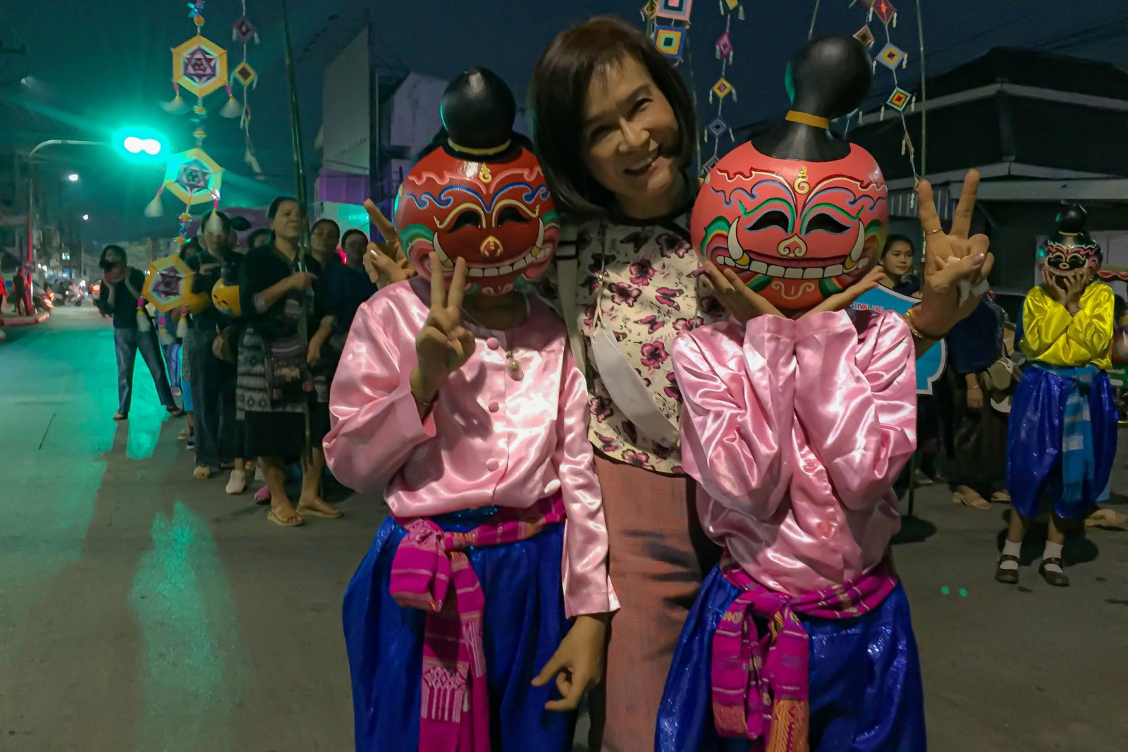 Fantasievolle Geistermasken in Kombination mit bunten Kostümen erwecken die Stadt während des Phi Ta Khon Festivals zu Leben.