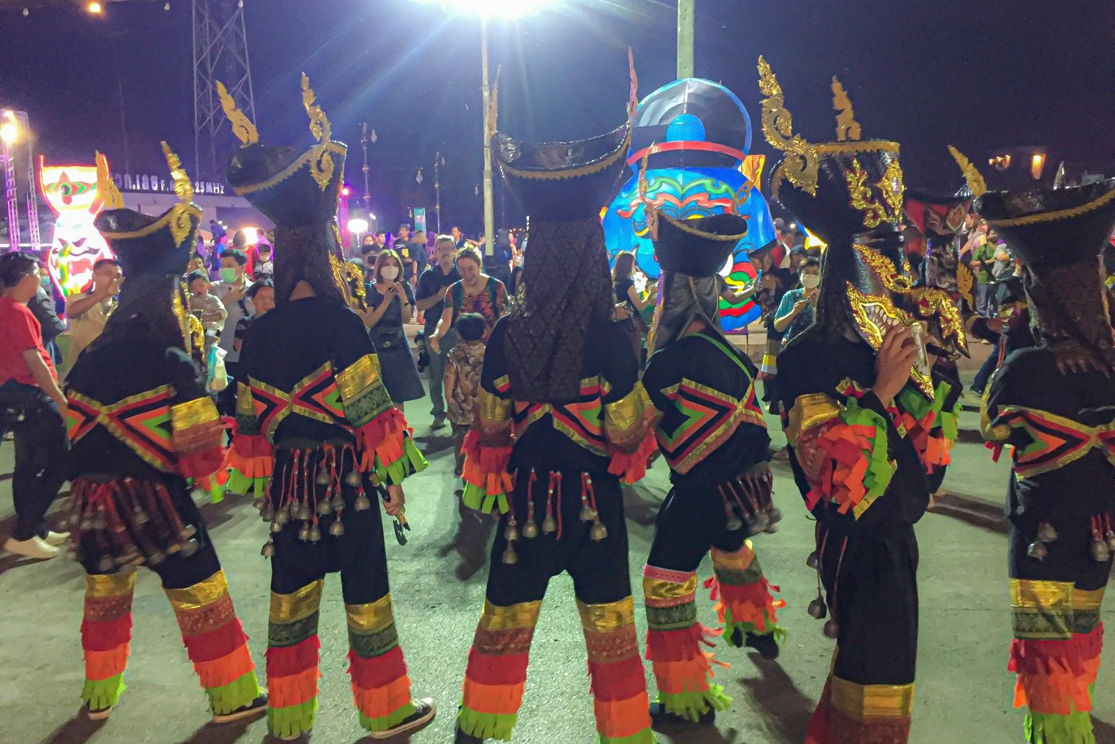 Traditionelle Tänze, Musik und die aufwändigen, teils sehr wertvollen Kostüme machen das Festival zu einem einmaligen Erlebnis.