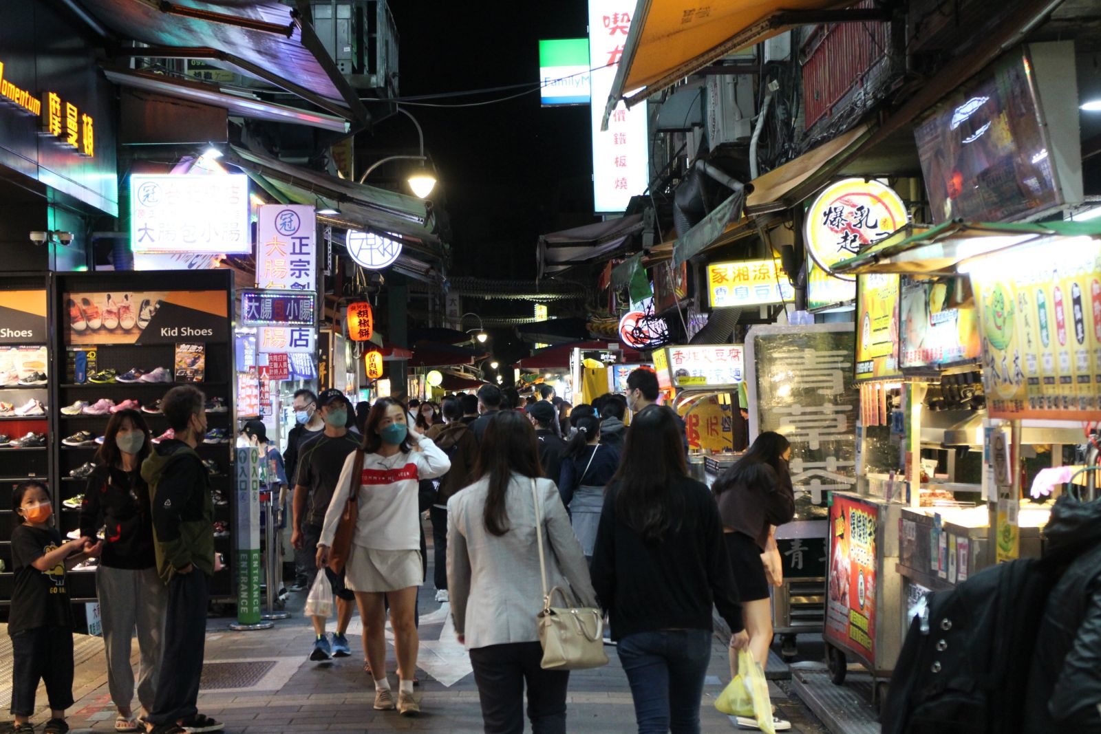 Der Shilin-Nachtmarkt zieht unzählige Besucher an und erweckt die Straßen Taipehs zum Leben.