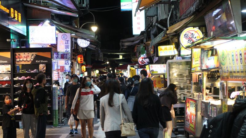 Der Shilin-Nachtmarkt zieht unzählige Besucher an und erweckt die Straßen Taipehs zum Leben.