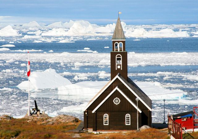 Kirche von Ilulissat im Sonnenschein