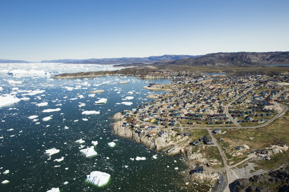 Die Eisberghauptstadt Ilulissat aus der Luft
