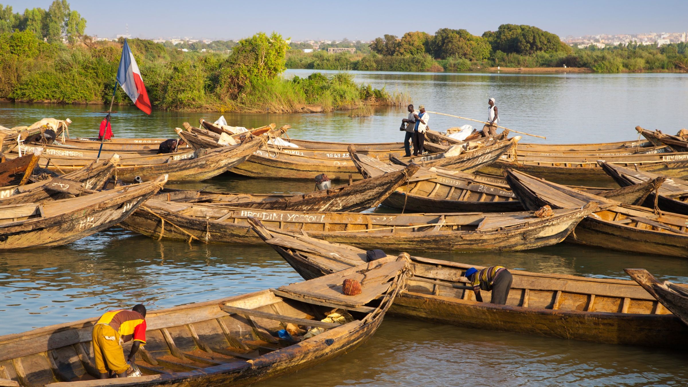 Fischer bei der Arbeit in ihrem Boot auf dem Fluss Niger
