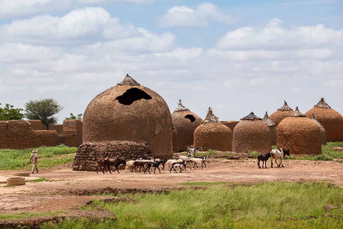 Traditionelle Lehmhütten in der Sahelzone Westafrikas
