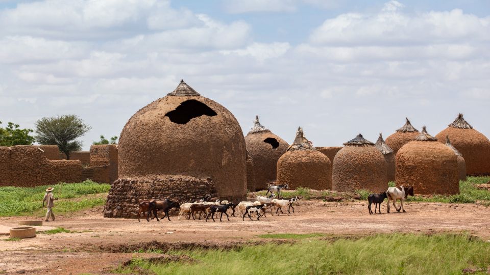 Traditionelle Lehmhütten in der Sahelzone Westafrikas