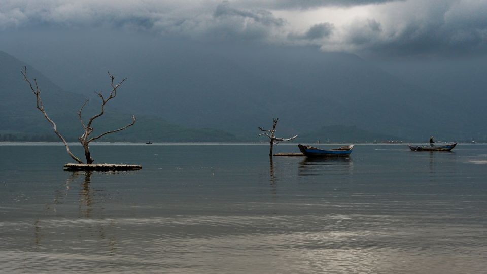 Andächtige Stimmung am Đầm Cầu Hai See in Vietnam