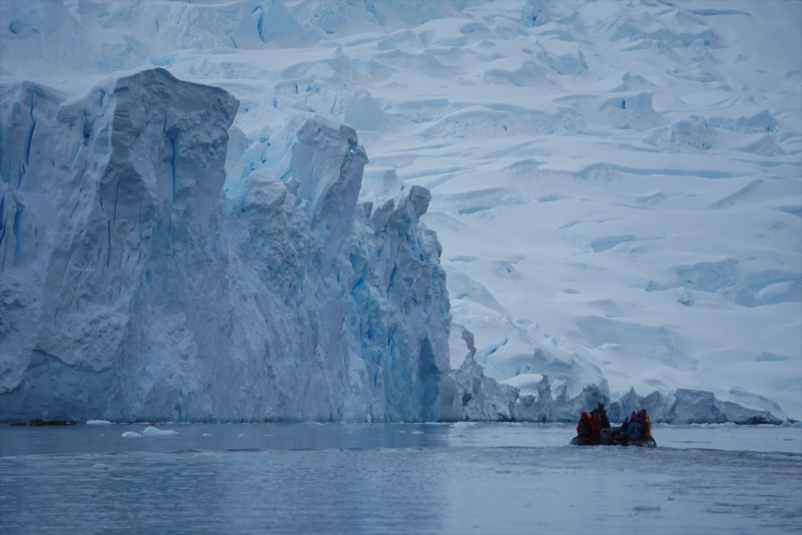 Zodiac-Fahrt entlang einer Gletscherfront