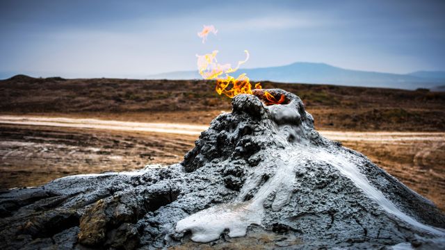 Brennendes Gas in den Schlammvulkanen von Qobustan