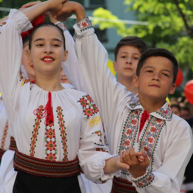 Kinder bei einem traditionellen Tanz