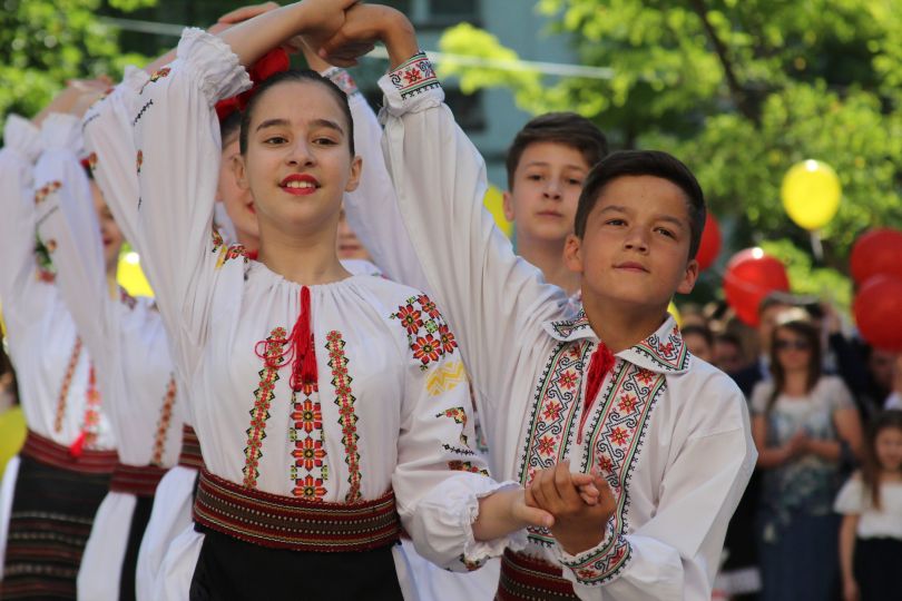 Kinder bei einem traditionellen Tanz