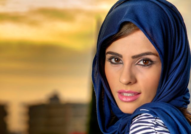 Arabische Frau mit Kopftuch