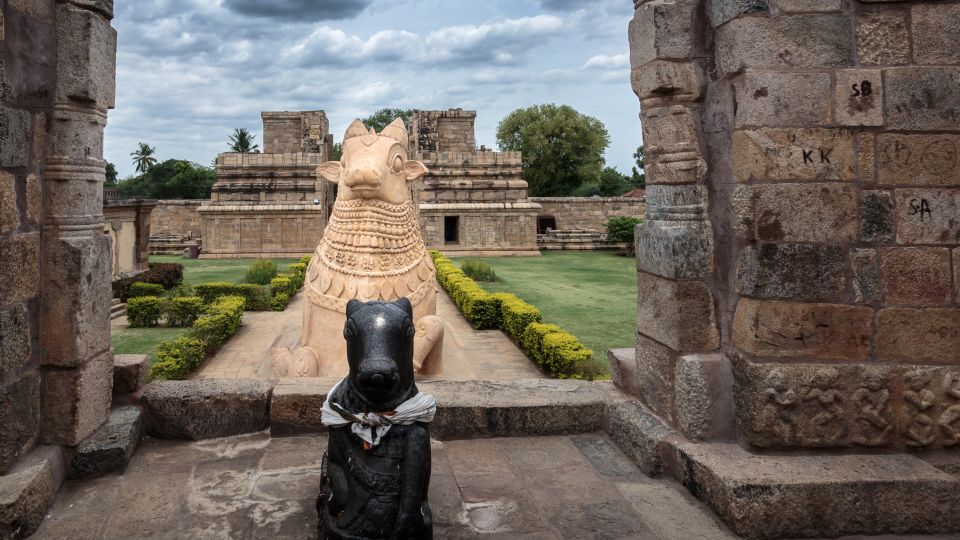 Nandi (Stier)-Statuen im alten hinduistischen Brihadisvara-Tempel in Thanjavur. Im Hinduismus symbolisiert der Stier das Fahrzeug von Shiva.
