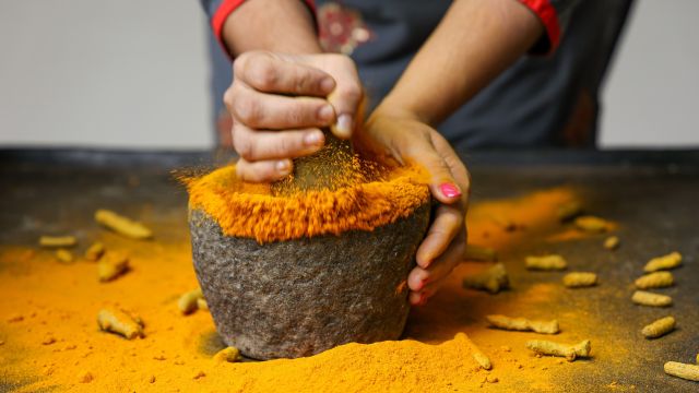 Das besondere Gewürz Kurkuma wird von vielen als das indische Gold verehrt. Die orange-gelbe Wurzel ist eine Hauptzutat des indischen Currys, dient aber auch als Heilmittel, Insektenschutz und zur Herstellung von Naturfarben.