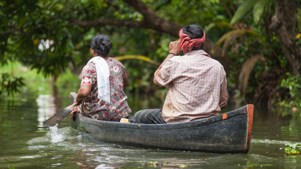 Bewohner der Backwaters bewegen sich mit Booten fort.