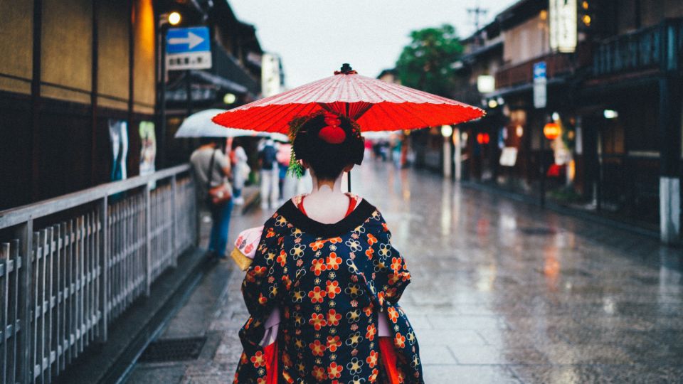 Geisha auf den Straßen Gions in Kyoto