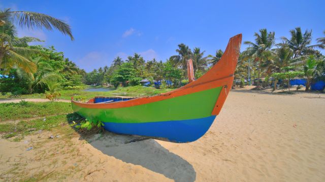 Ein Boot am Strand von Marari in Kerala