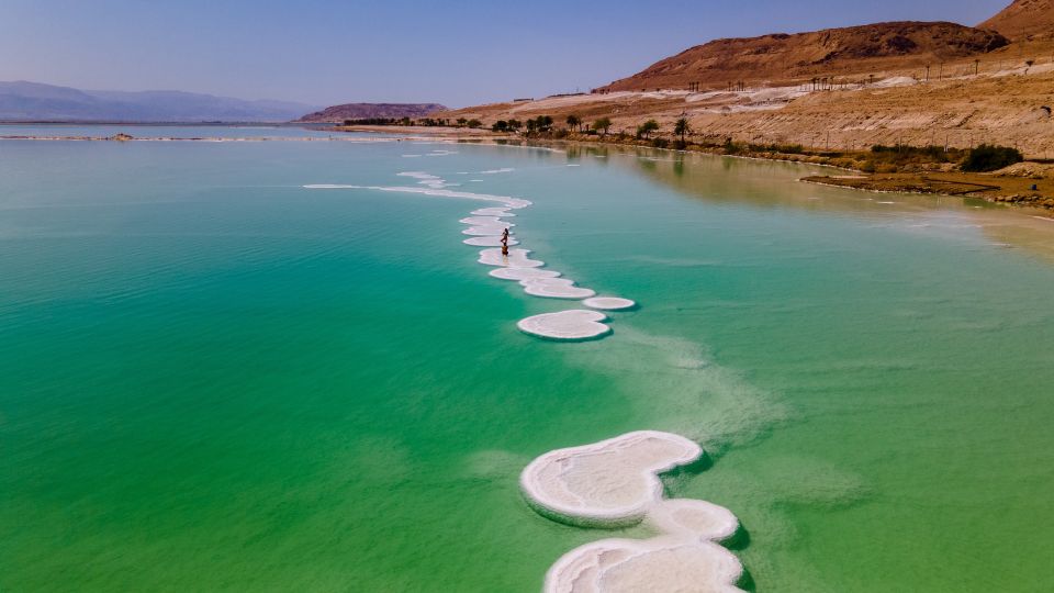 Luftaufnahmen von rund geformten Salzlagerstätten im Herzen des Toten Meeres