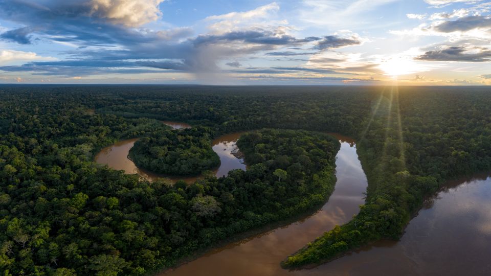 Mäandernder Tambopata-Fluss in Amazonien