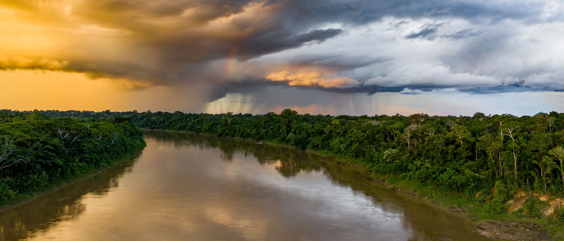 Abendstimmung am Tambopata-Fluss in Amazonien
