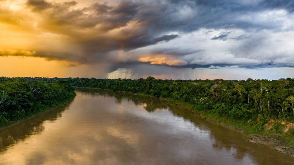 Abendstimmung am Tambopata-Fluss in Amazonien