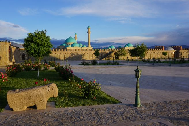 Blick von NachitschewanQala auf die neue Heydar-Moschee