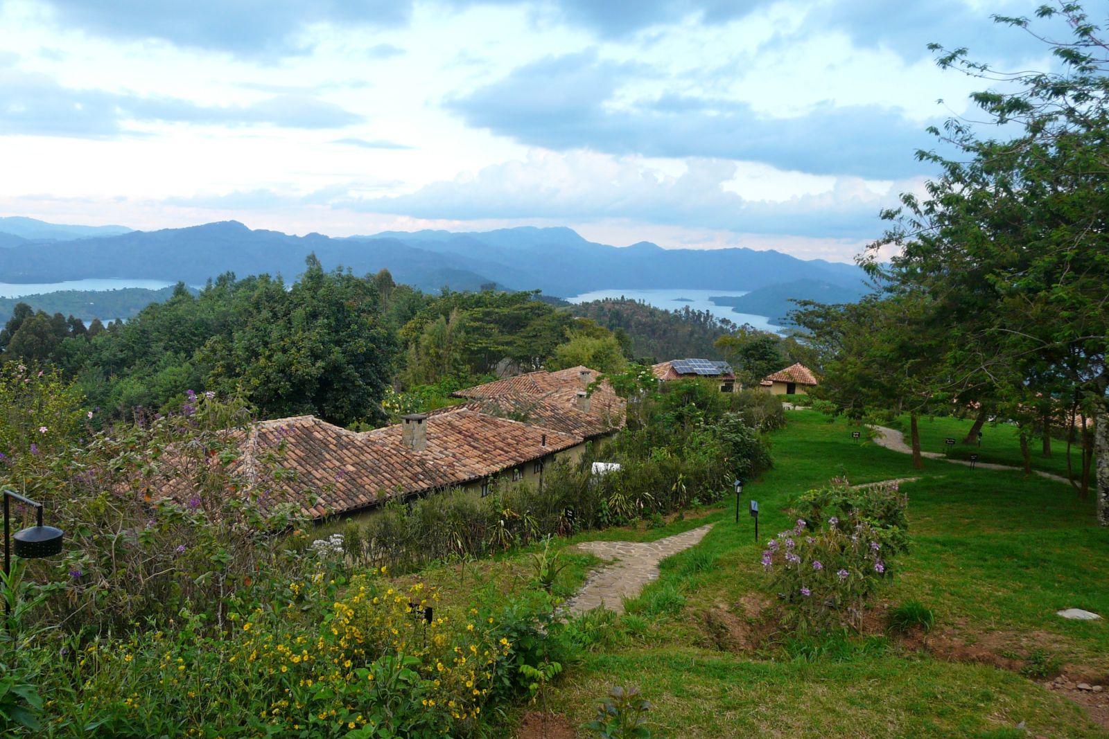 Ausblick von der Virunga Lodge auf die Twin Lakes