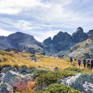 Gruppe Rucksacktouristen beim Wandern im Rila-Gebirge