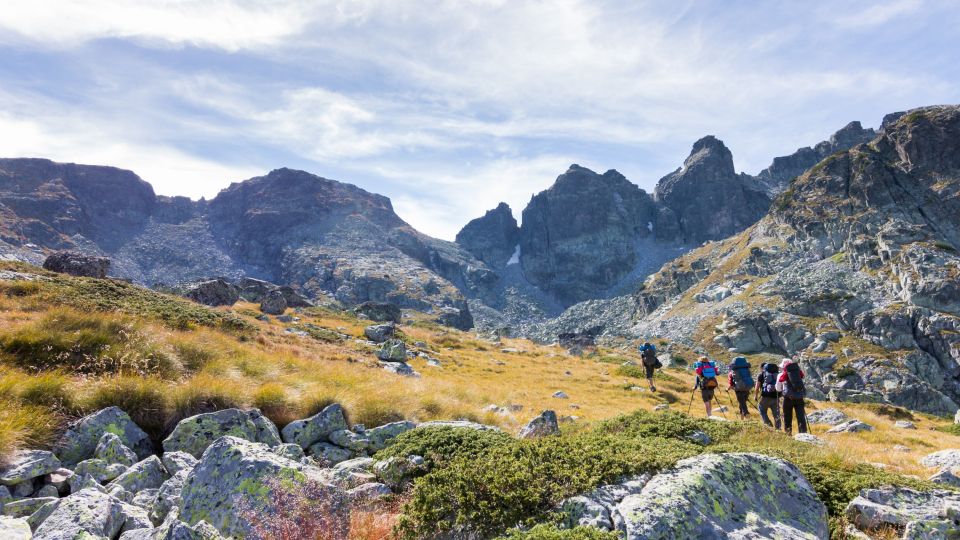 Gruppe Rucksacktouristen beim Wandern im Rila-Gebirge