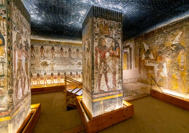 Säulenhalle des Grabes von Seti I. im Tal der Könige