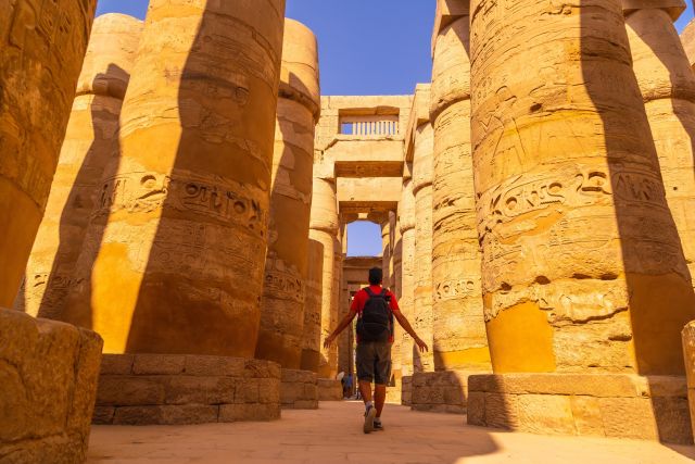 Zwischen den Säulen des Karnak-Tempels, dem großen Heiligtum des Amun