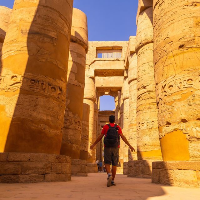Zwischen den Säulen des Karnak-Tempels, dem großen Heiligtum des Amun