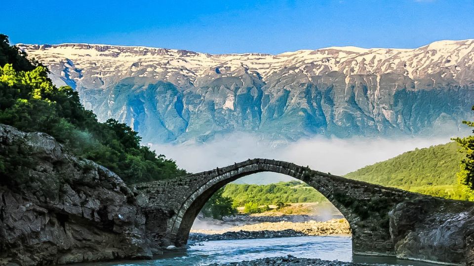 Steinbrücke Ura e Kadiut aus osmanischer Zeit am Lengarica Canyon, Südalbanien