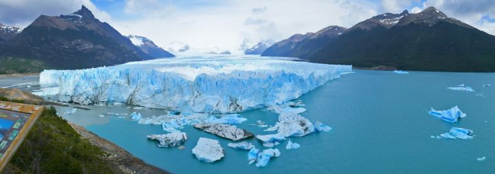 Schwimmende Eisbrocken vor dem Perito-Moreno-Gletscher