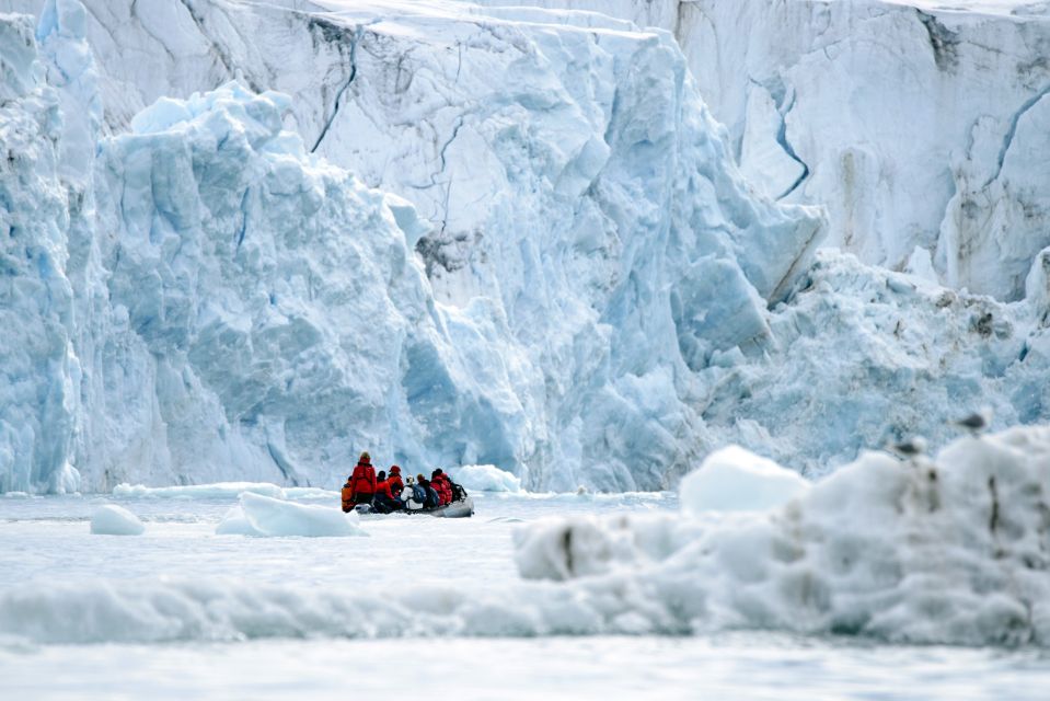 Zodiac vor einer der gewaltigen Gletscherfronten in Spitzbergen