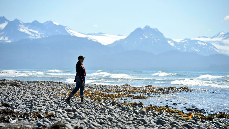 Am Strand von Homer, Alaska, mit Blick über die Kachemak Bay