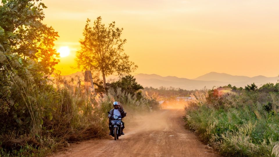 Idyll abseits der Großstädte: Landstraße in Kambodscha