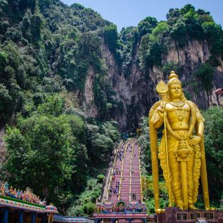 Die farbenfrohen Batu Caves mit der goldenen Murugan Statue nahe Kuala Lumpur