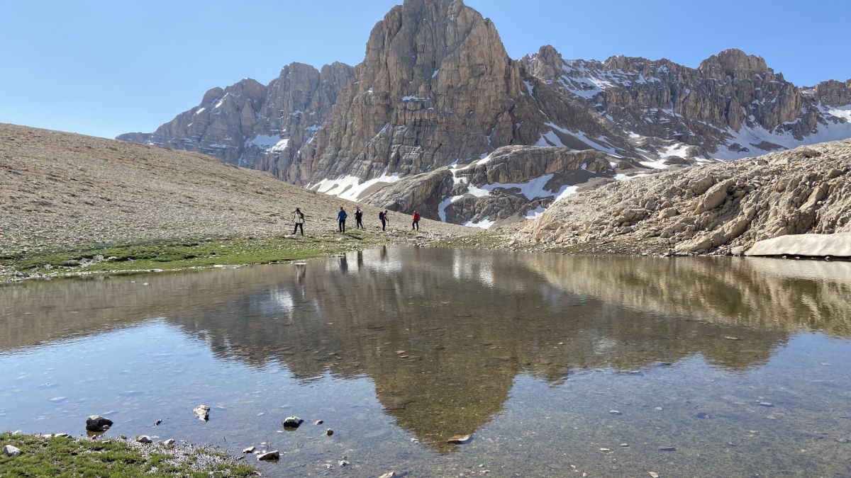 Spiegelung bei Bergwandern in den Aladağlar-Bergen