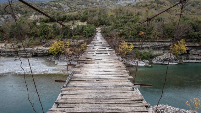 Hängebrücke über dem Vjosa Fluss
