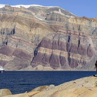 Farbenprächtiges Gestein im Kaiser-Franz-Joseph-Fjord