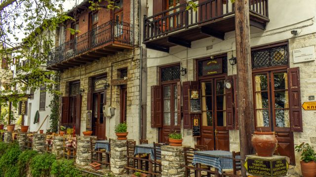 Häuserzeile und Straßencafé in Makrinitsa
