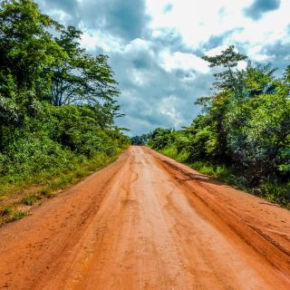 Schotterstraße durch den Dschungel in Liberia