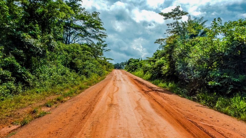 Schotterstraße durch den Dschungel in Liberia