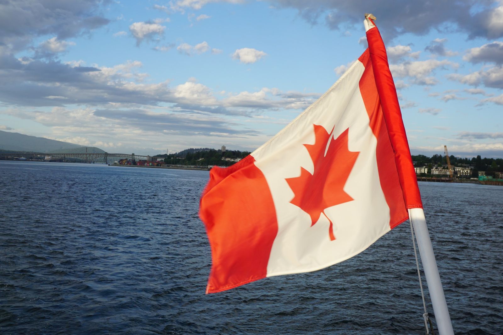 Kanadische Flagge im Abendlicht