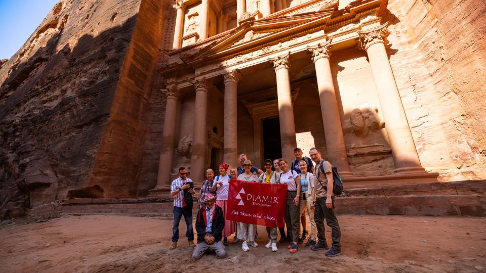 Gruppenfoto vor der Schatzkammer in Petra