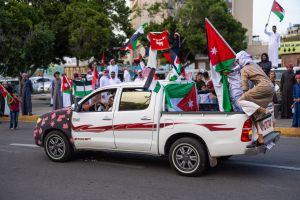 Straßenszene in Akaba zur Hochzeit des jordanischen Kronprinzen