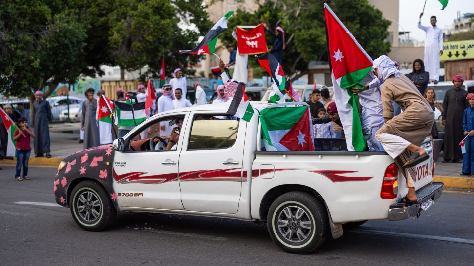 Straßenszene in Akaba zur Hochzeit des jordanischen Kronprinzen