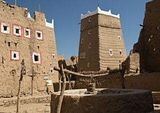 Das unbewohnt Dorf Dhahran Al Janub ist ganz aus ungebrannten Ziegeln gebaut